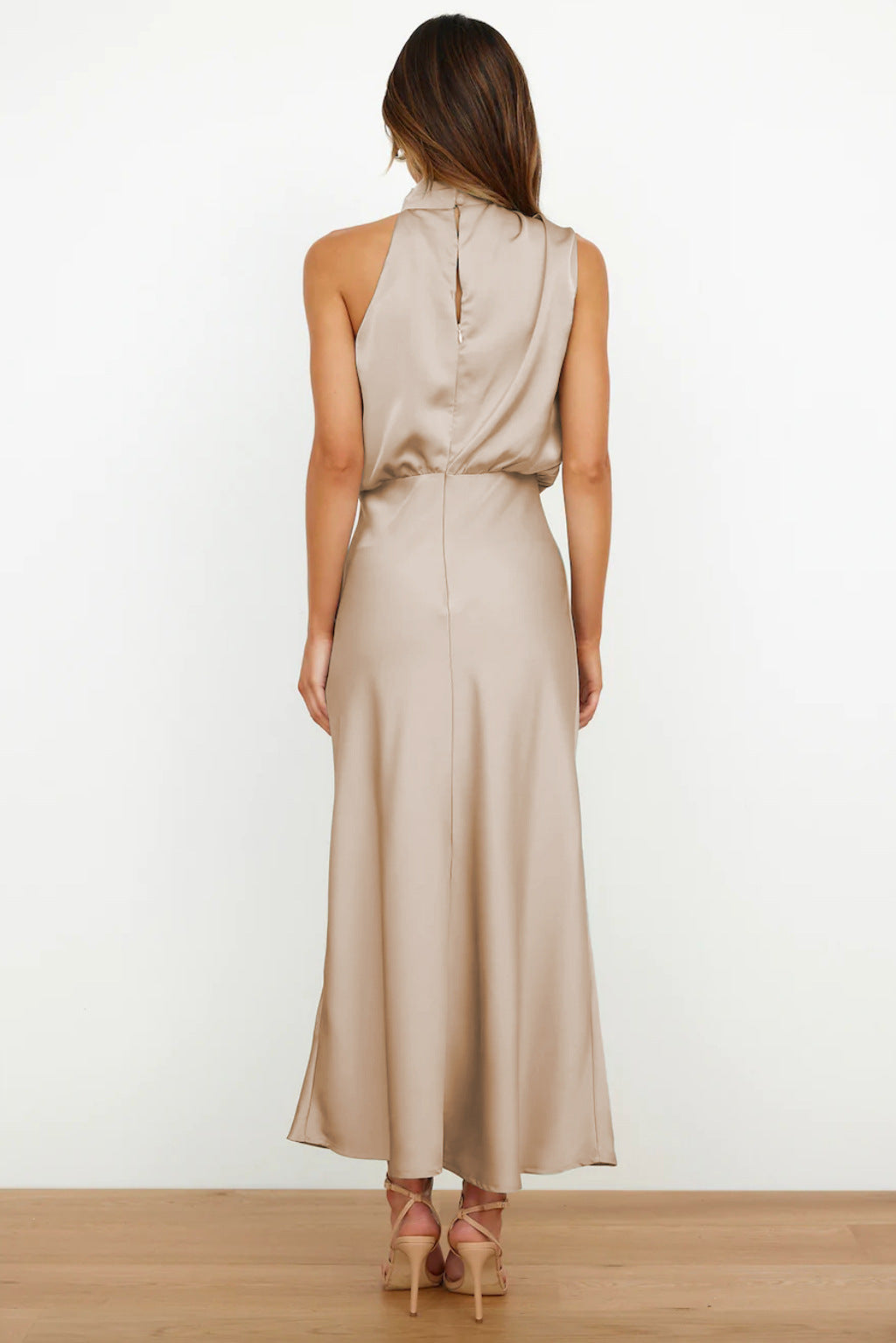 Elise | Elegancka Sukienka Halter z Satyny – Wytworna i Stylowa