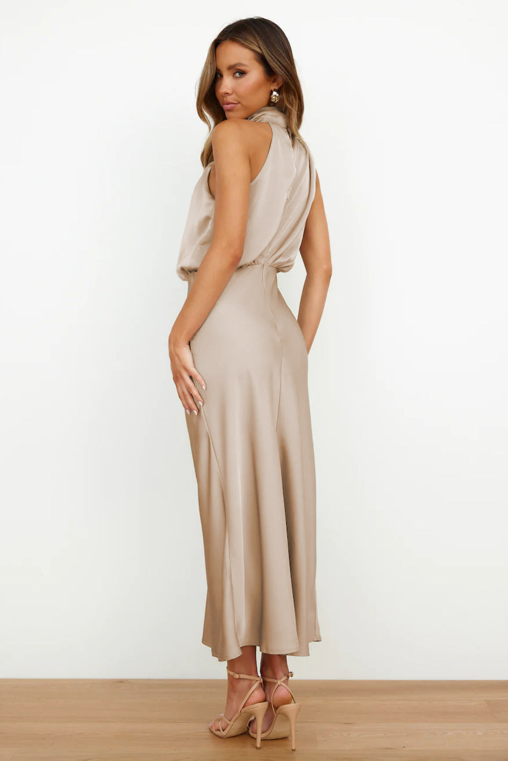 Elise | Elegancka Sukienka Halter z Satyny – Wytworna i Stylowa